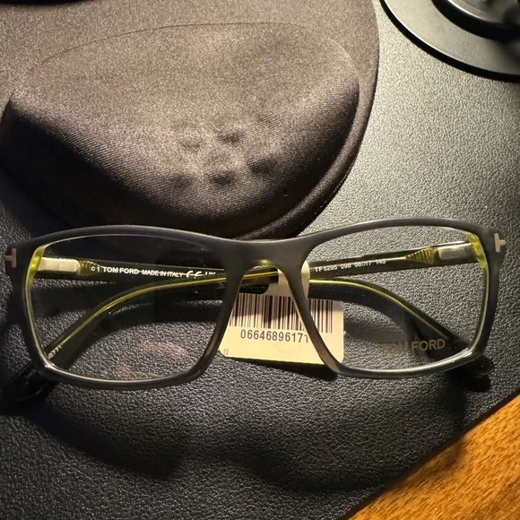 Tom Ford Black Rectangular Eyeglasses - Picture 4 of 6